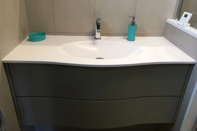 Meuble de salle de bain galbé